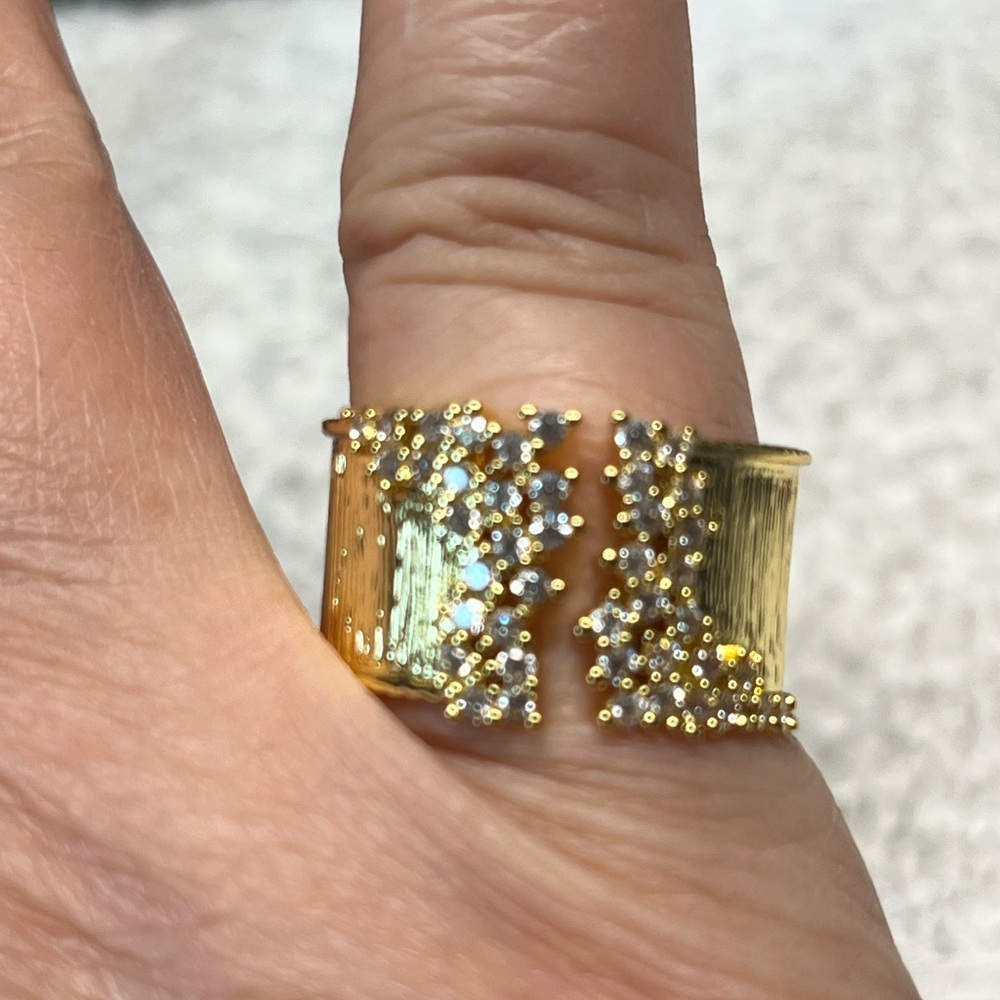 🦋💍yellow gold and rhinestone plated Ring -band style with cubic-open middle